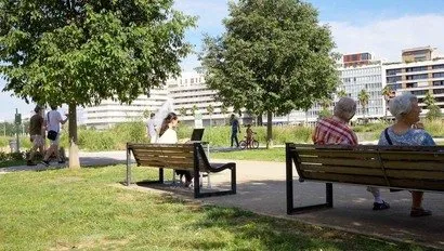 Nath sur un banc (1) tablet
